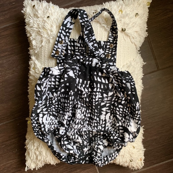 James Vincent Designs black/wht romper 6-12 mo - Picture 2 of 3